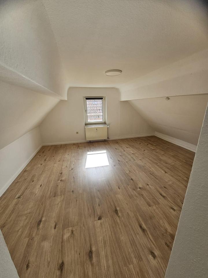 Charmante 2-Zimmer-Dachgeschosswohnung mit Einbauküche in ruhiger Lage von Gießen – Bild 4