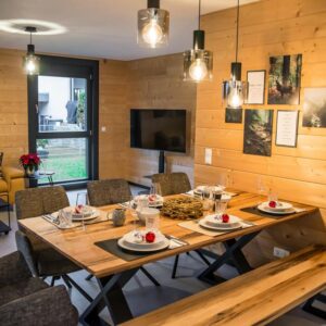 Vollmöbliertes Holzhaus mit 2 Wohnungen, Garten, Balkon, inkl. 2 Küchen - in Windschläg