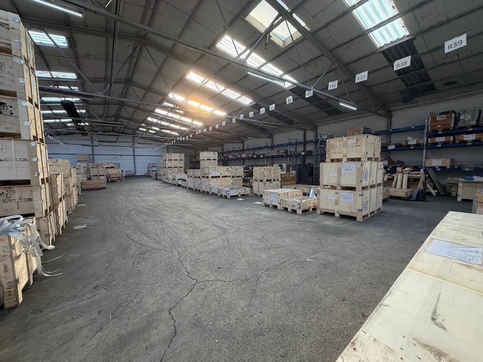 Vielseitige Gewerbeimmobilie mit Bürofläche in Top-Gewerbelage – Bild 2