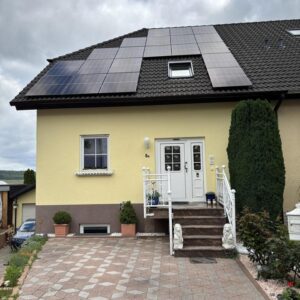 Wunderschöne gelbe Doppelhaushälfte mit Gartenidylle“