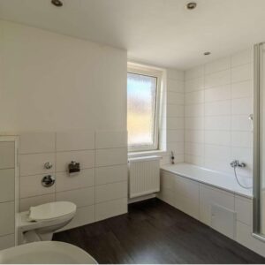 Renovierte 2-Zimmer- Wohnung mit Balkon und neuem Badezimmer, sofort bezugsfrei