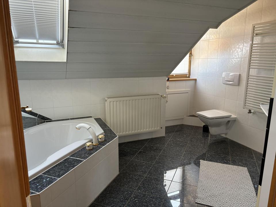 Charmante 3-Zi.-Whg. im DG mit offener Küche, Kachelofen, Carport – Bild 11