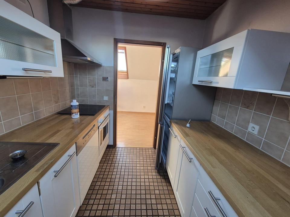 Waldenbuch: Gepflegte 3 1/2-Zi.-DG-Wohnung mit Klimakomfort, renoviert, ruhige Lage – Bild 2