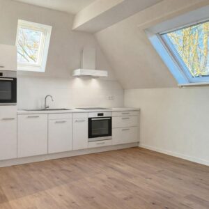 Erstbezug nach Kernsanierung - Moderne 1,5 Zi-Dachgeschosswohnung mit Einbauküche