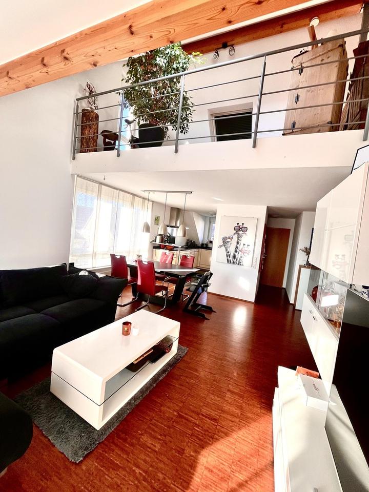 Möblierte 4,5-Zi.-Dachmaisonette mit Galerie, großem Balkon, TG & E-Ladestation – Bild 2