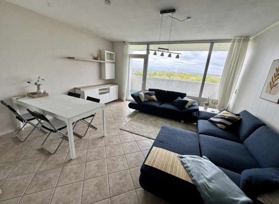 Möblierte 1-Zimmer-Wohnung im 10. Stock mit herrlicher Aussicht – Bild 3