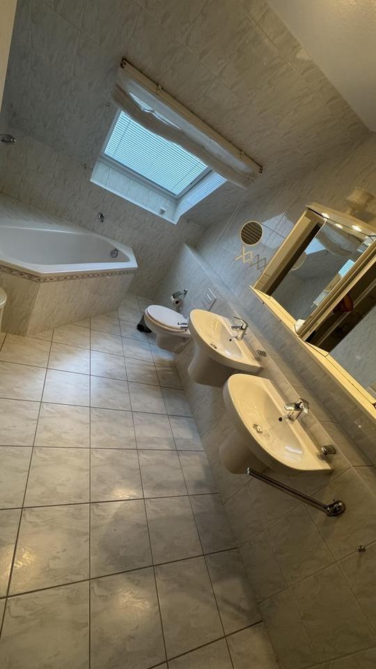 Charmantes Reihenhaus mit Garten in 08280 Aue + Garagen – Bild 3