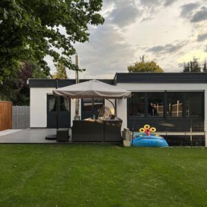 Lichtdurchfluteter Reihenbungalow mit Garten und Sauna in ruhiger Lage