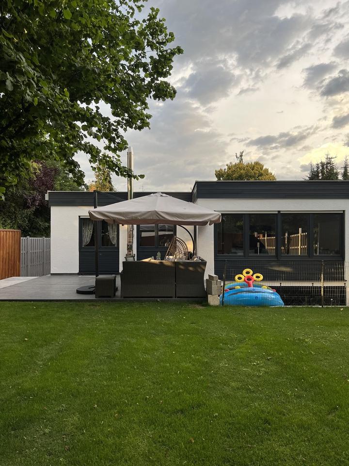 Lichtdurchfluteter Reihenbungalow mit Garten und Sauna in ruhiger Lage