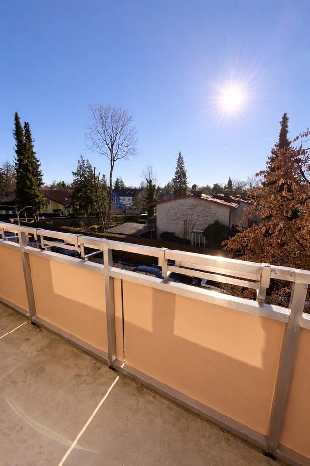 Umfassend modernisierte 2-Zi.-Wohnung | Balkon | oberste Etage | nur 3 Parteien | provisionsfrei