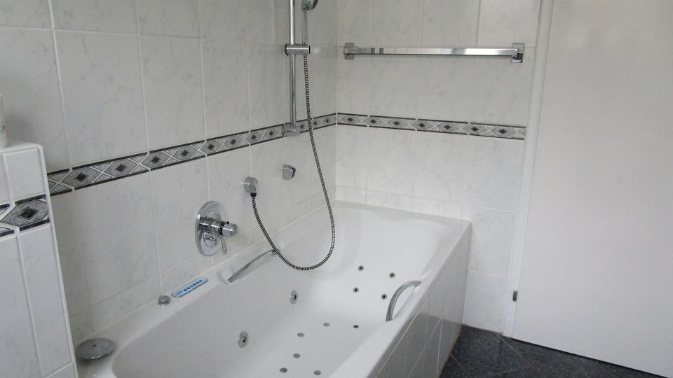 Große helle Wohnung mit großem Garten, in bevorzugter Wohnlage – Bild 6