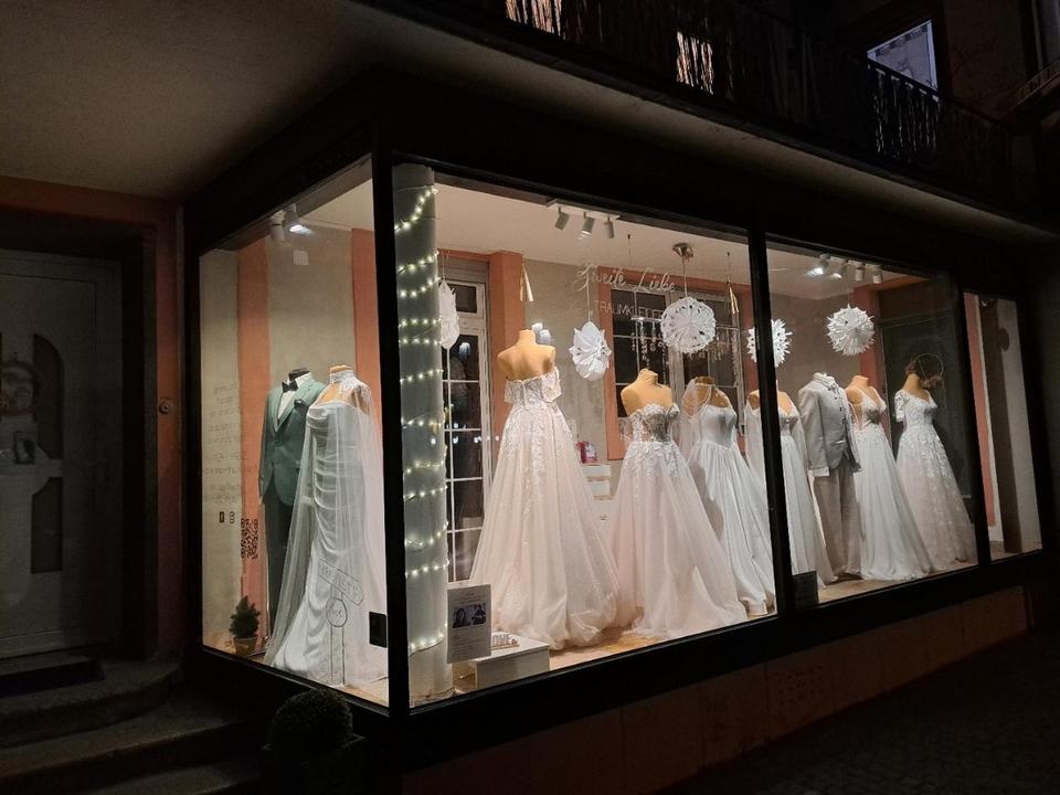 Charaktervolle EG-Wohnung mit Naturstein, Stuck und großzügiger Fensterfront – Bild 8