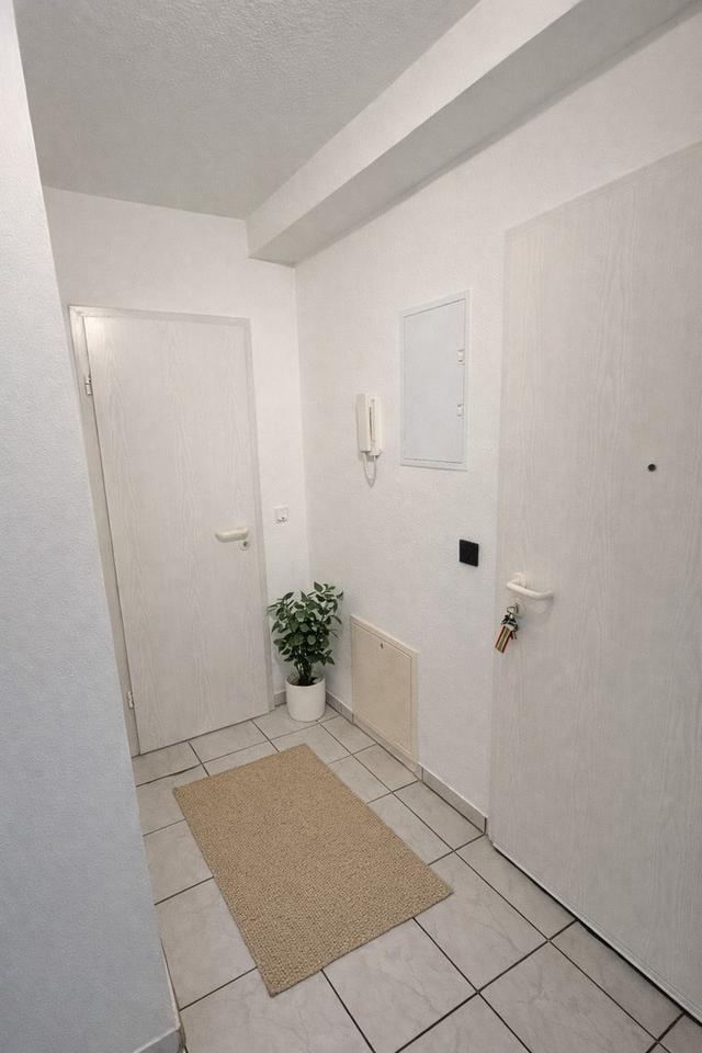 Modern wohnen: 2-Zimmer-Wohnung mit Balkon, Aufzug, Carport & Einbauküche – Bild 3