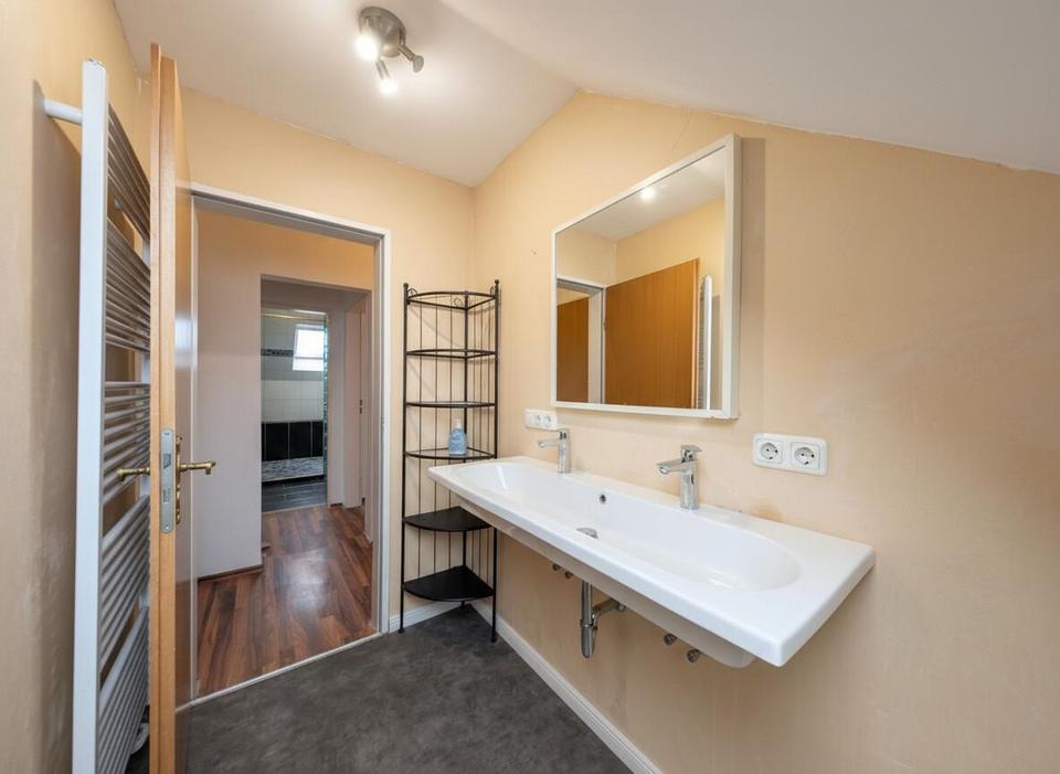 Mehrere Generationen oder ganz viel Platz: Großes Haus in Varel Stadt zu verkaufen – Bild 9