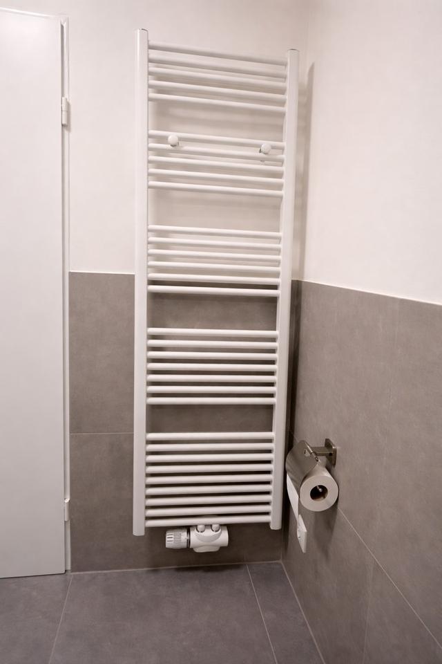 Umfassend modernisierte 2-Zi.-Wohnung | Balkon | oberste Etage | nur 3 Parteien | provisionsfrei – Bild 9