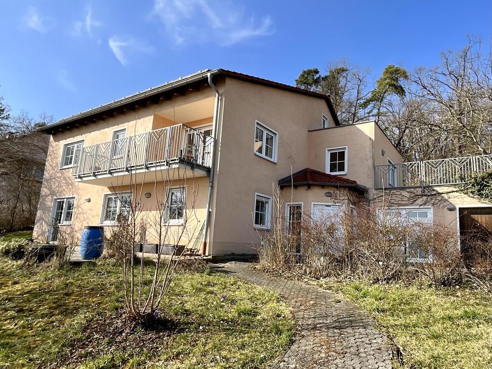 Großzügiges Ein- bis Zweifamilienhaus mt 8.197 qm Grund, PV-Anlage, Wald und Panoramablick