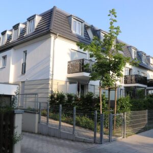 Sehr hochwertige, helle 2-Zi Wohnung mit Wallbox, Klimaanlage, neue Küche, am Park, 3min Tram/U-Bahn