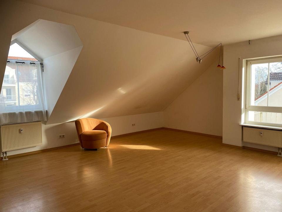 Charmante 1-Zimmer-Dachgeschosswohnung mit Balkon & Tiefgarage – Bild 2