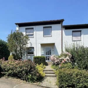 Attraktives REH mit schönem Garten u. Bauplatz für Anbau