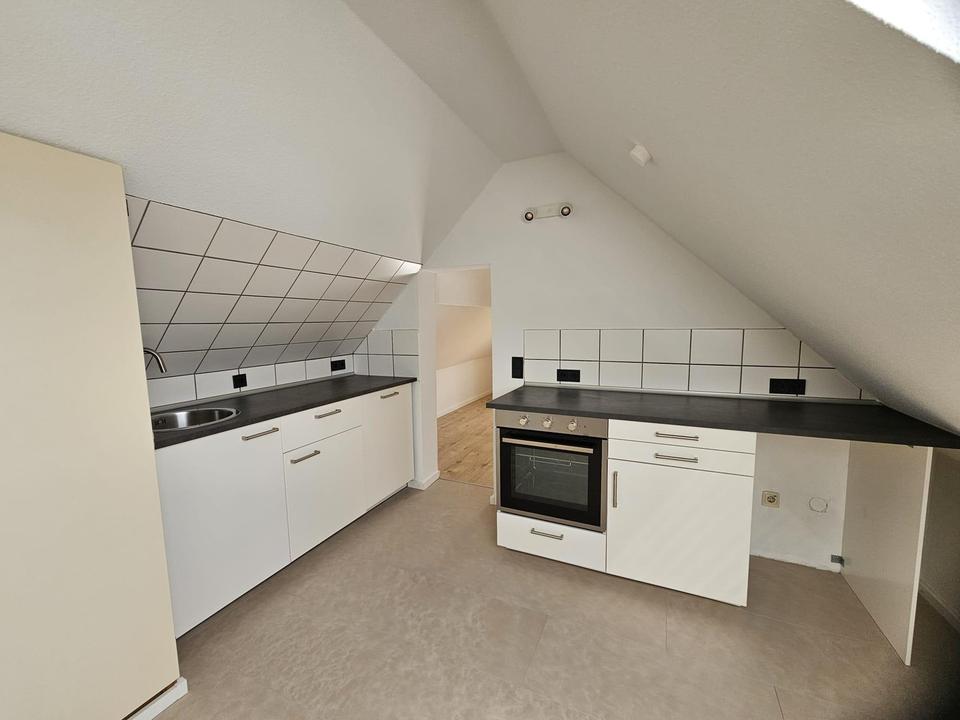 Charmante 2-Zimmer-Dachgeschosswohnung mit Einbauküche in ruhiger Lage von Gießen – Bild 2