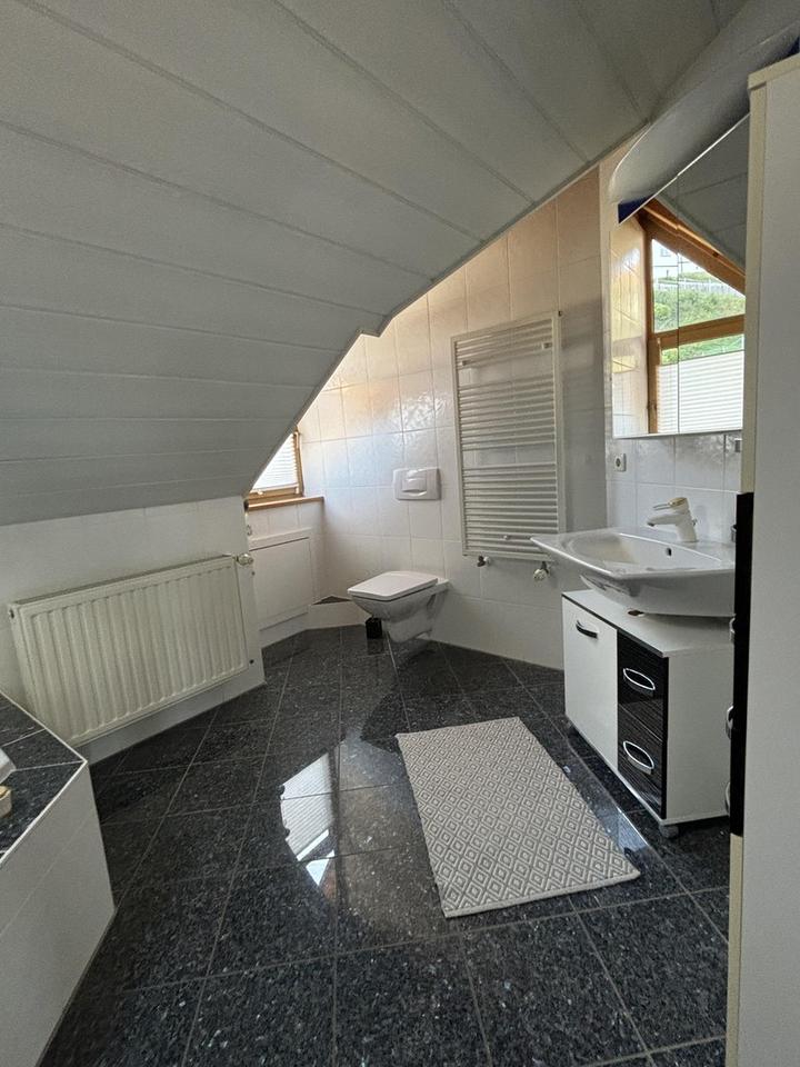 Charmante 3-Zi.-Whg. im DG mit offener Küche, Kachelofen, Carport – Bild 9