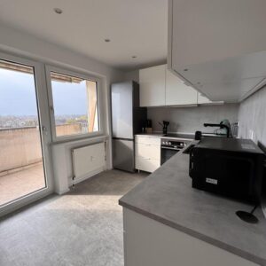 Möblierte WG Zimmer in frisch sanierter Wohnung zu vermieten. Haltestelle direkt vor der Tür