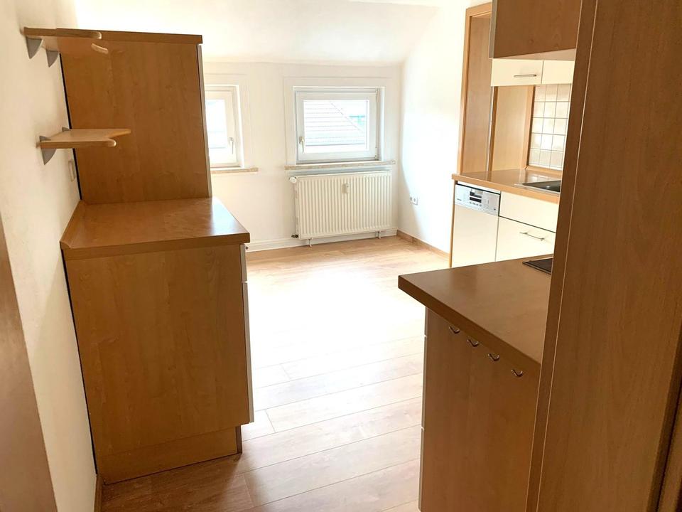 hübsche 3-Zimmer DG Tip-Topmit Kü mit Einbauküche, Bad (Wanne u. Dusche) – Bild 3