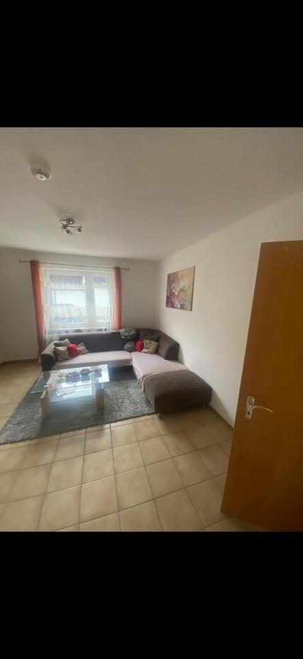 2 Zimmer , Küche ( Einbauküche VB 100 €) Essdiele, Dusche, Gäste-WC