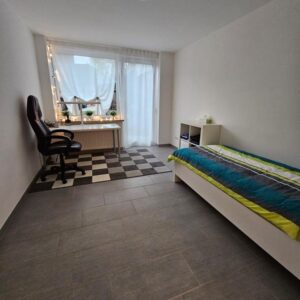 WG-Zimmer in 3er-WG mit Küche, zwei Bädern und Terrasse