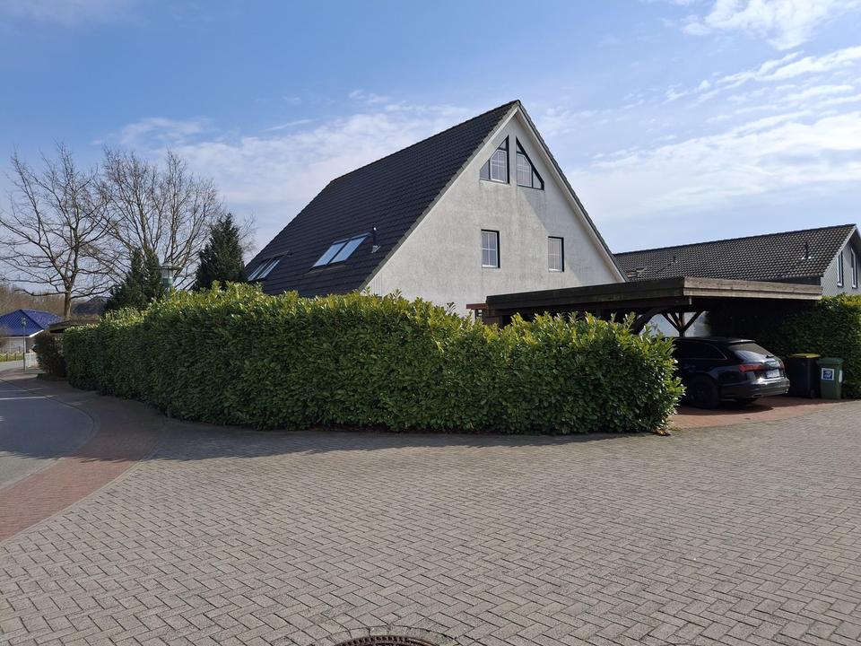 Nahe Ostsee: Gepflegte Doppelhaushälfte mit Kamin, Sauna und Doppelcarport