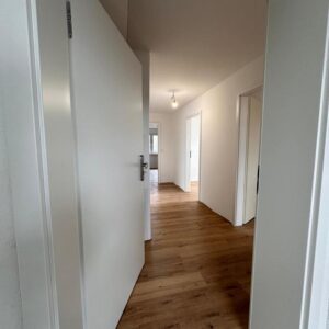 Erstbezug in Markgröningen-Unterriexingen: Moderne 3-Zi.-DG-Wohnung (80 m²) mit EBK + FBH
