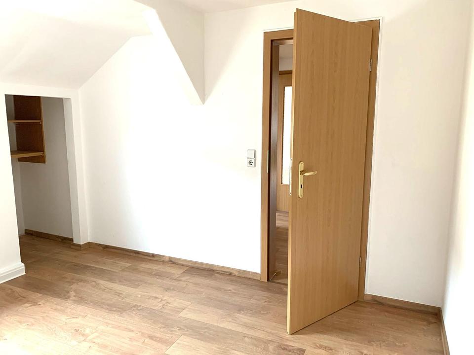 hübsche 3-Zimmer DG Tip-Topmit Kü mit Einbauküche, Bad (Wanne u. Dusche) – Bild 8