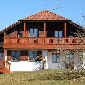 Solides Einfamilienhaus mit großem Grundstück für Gestalter und Familien