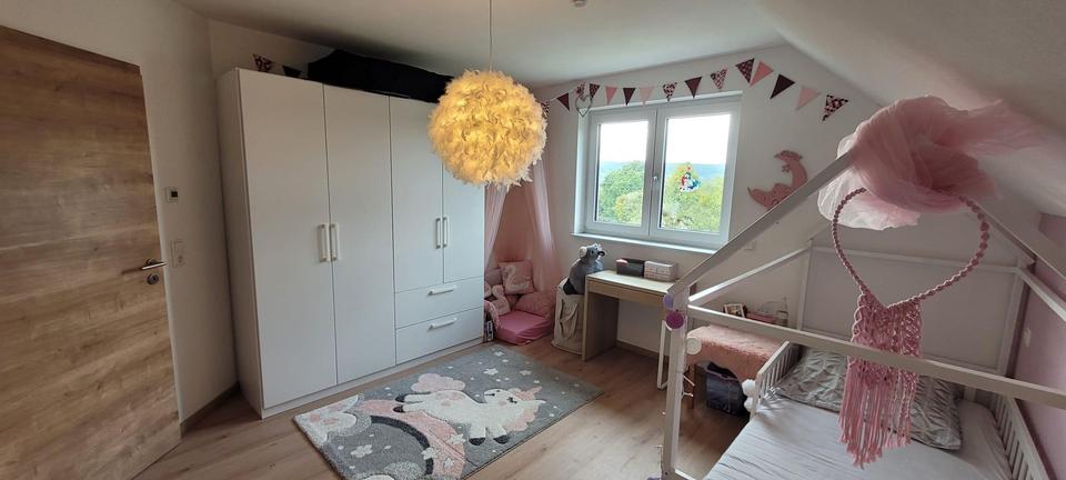 Großzügiges Einfamilienhaus in Massivbauweise mit großem Garten und PV-Anlage - Preis VB – Bild 9