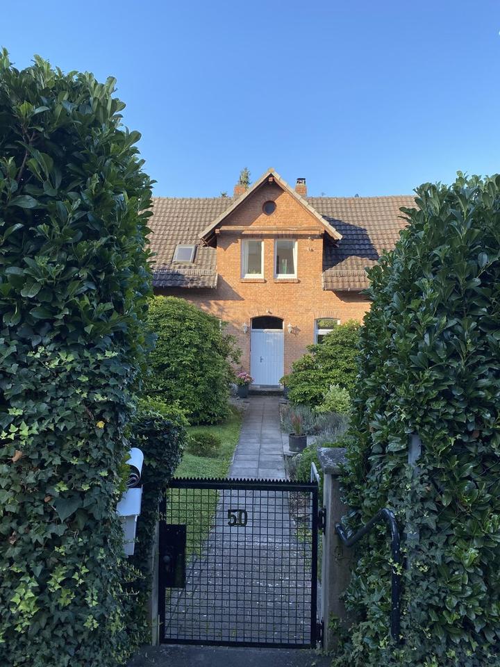 Charmantes Einfamilienhaus geh. Ausstattung mit Bachlauf – Bild 3