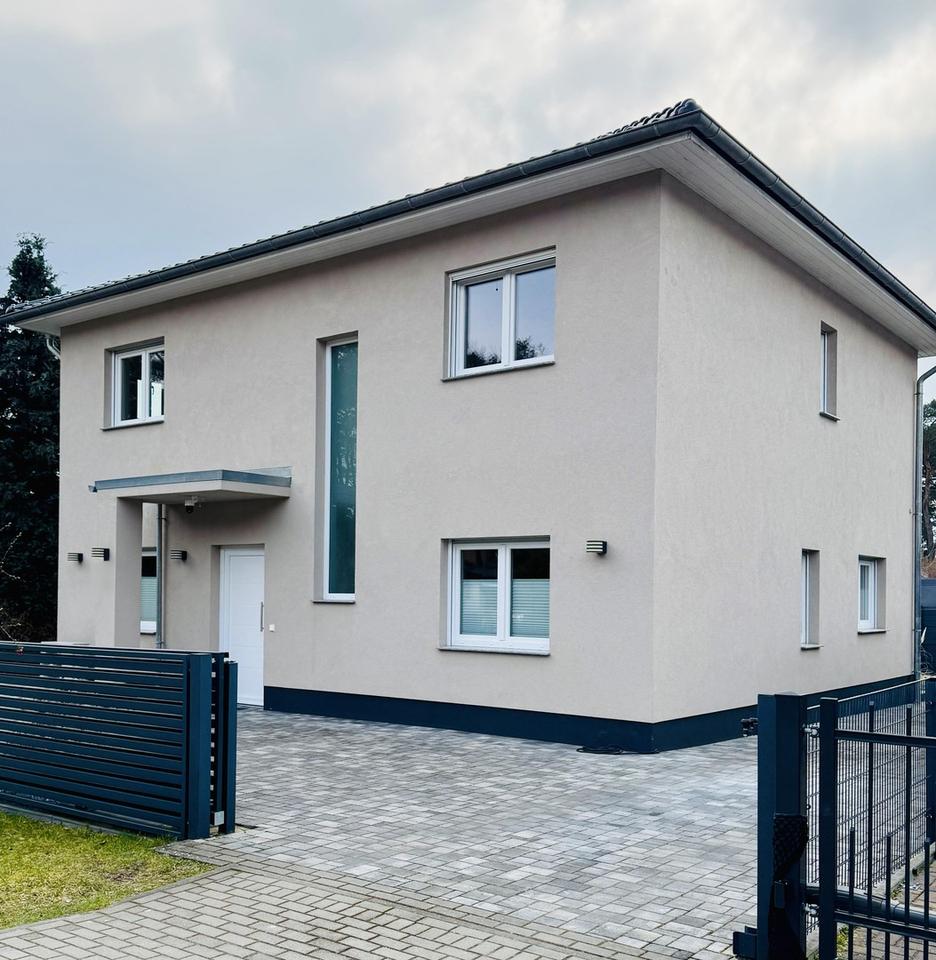 Moderne Stadtvilla mit Pool & Wärmepumpe in Schulzendorf – provisionsfrei