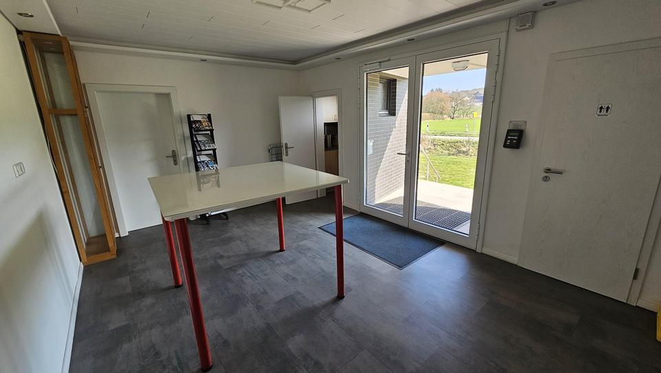 Firmenhalle / Industriehalle mit Bürotrakt – Bild 4