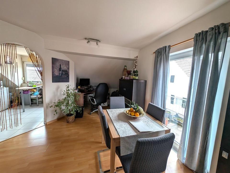 Ohne Provision - Ansprechende DG-Wohnung mit Balkon, Stellplatz & Tageslichtbad – Bild 4