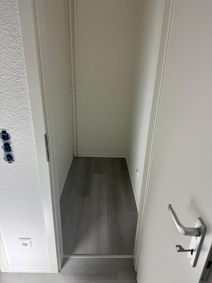 Kurzfristig verfügbar: Sanierte teilmöblierte 2,5-Zimmer-Wohnung mit EBK in Hochheim – Bild 6