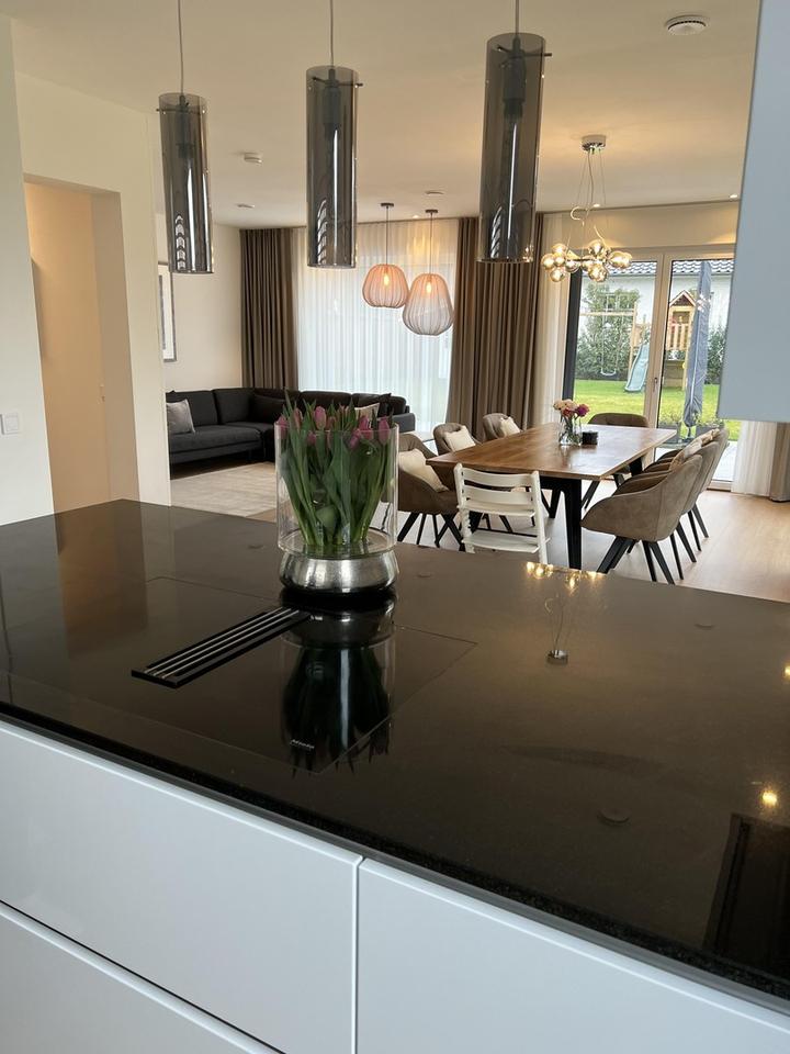 Neuwertiges Einfamilienhaus mit schönem Garten in privater Anliegerstraße – Bild 3