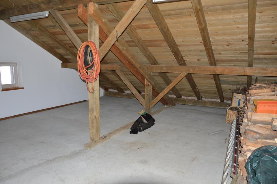 Solides Einfamilienhaus mit großem Grundstück für Gestalter und Familien – Bild 17