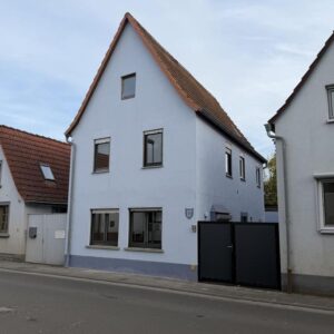 Kernsaniertes, Haus mit großen Garten