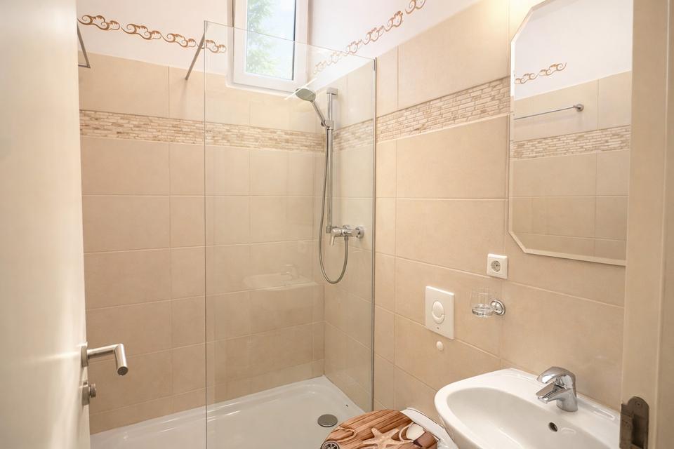 Herrschaftliche Hochparterrewohnung mit Terrasse, Kamin, Carport, in ruhiger Lage – Bild 10