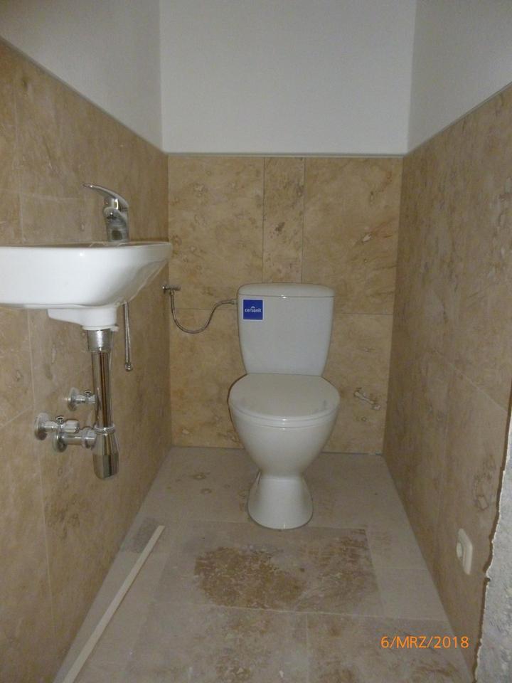 Charaktervolle EG-Wohnung mit Naturstein, Stuck und großzügiger Fensterfront – Bild 5