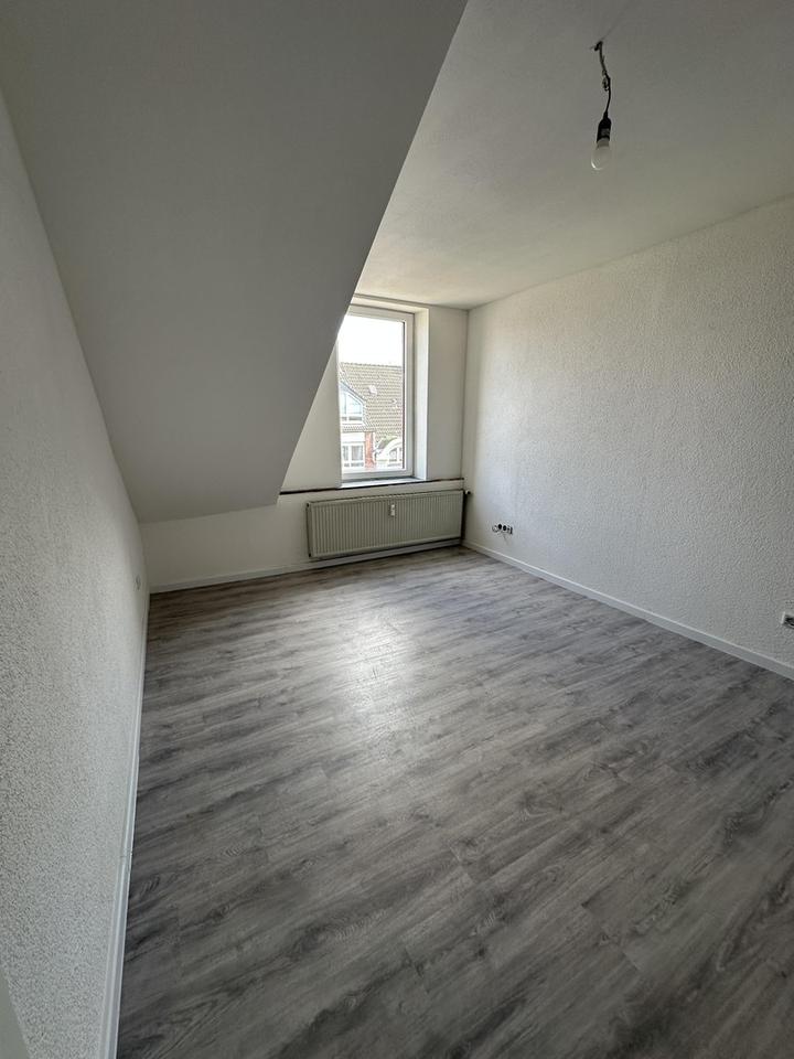 ** Frisch kernsanierte 5-Zimmer-Wohnung im Altbau Dachgeschoss ** – Bild 2