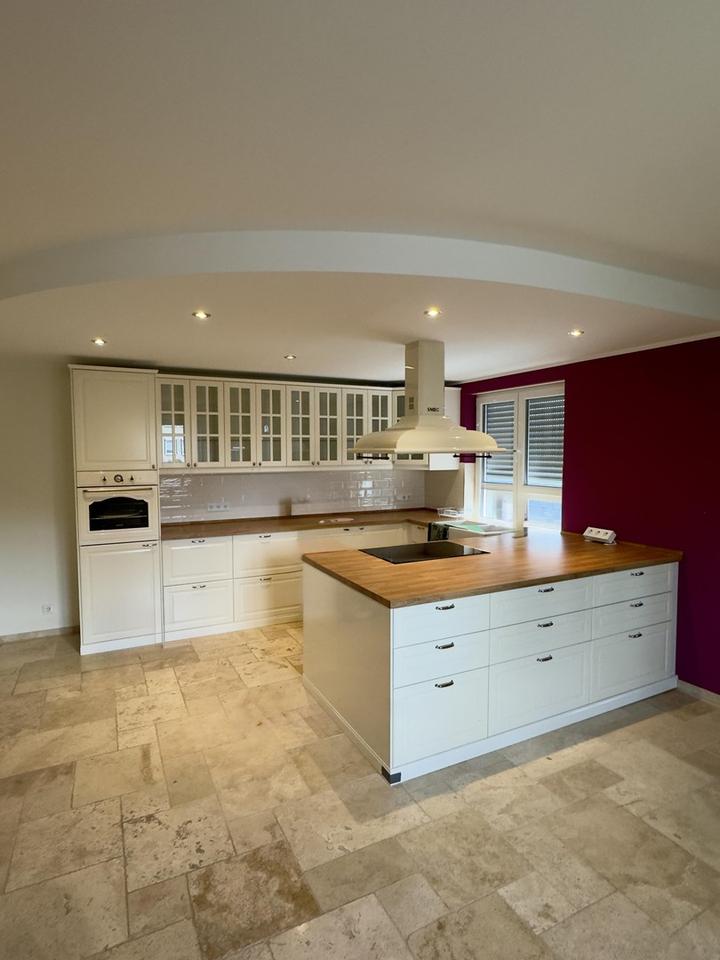 „Exklusive Erdgeschosswohnung mit 34 m² Wohnküche, Travertinboden & Terrasse – Neubau 2019