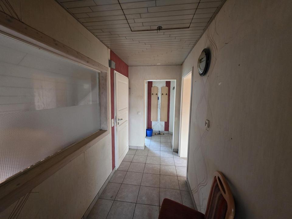 Frisch sanierte Dachgeschosswohnung mit Klimatisierung und Balkon am Ortsrand – Bild 5