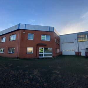 Gewerbehalle mit Portalkran und Bürofläche!