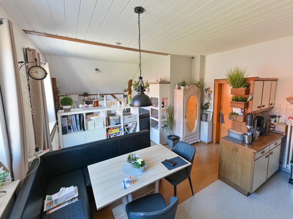 3-Zi.-Whg im 1. OG – günstig erneuerbar beheizt, ohne Garten, im Grünen