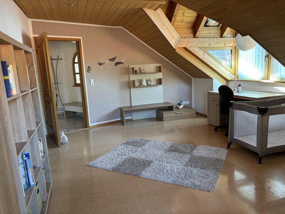 Charmante 3-Zi.-Whg. im DG mit offener Küche, Kachelofen, Carport – Bild 15